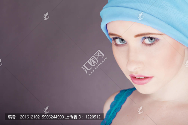 頭上裹著藍(lán)色織物的女人