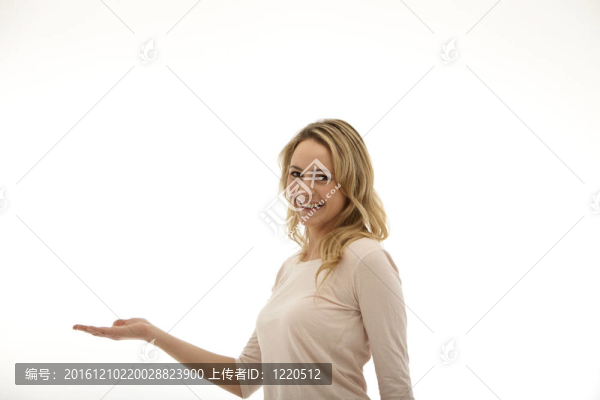 女人拿著她的右手掌心向上