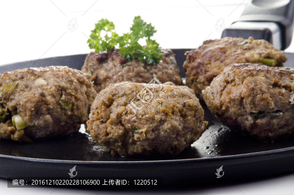 新鮮的油炸丸子躺在平底鍋上
