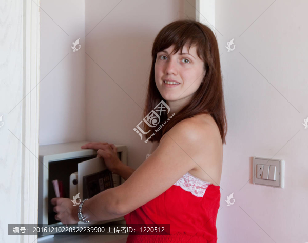 女人把文件放在保險箱里
