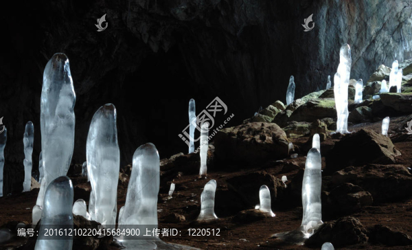 冰冷的石筍在Karani科巴洞在克里米亞山；烏克蘭