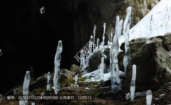 冰冷的石筍在Karani科巴洞在克里米亞山；烏克蘭