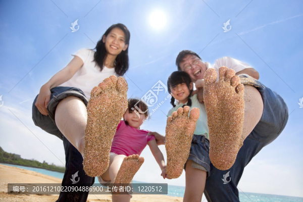 快樂的亞洲家庭在海灘上享受夏日時光
