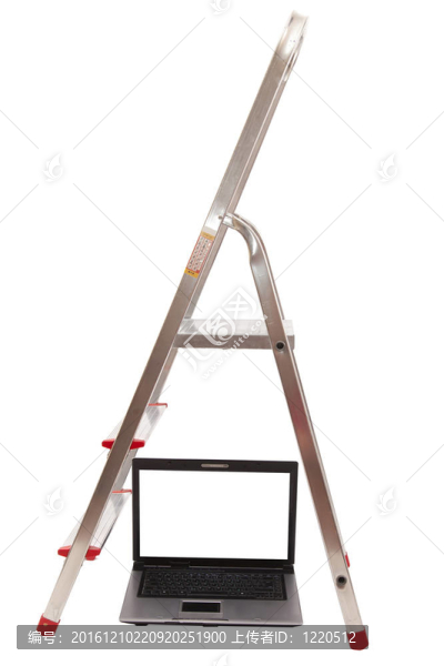 筆記本電腦和白色背景的梯子