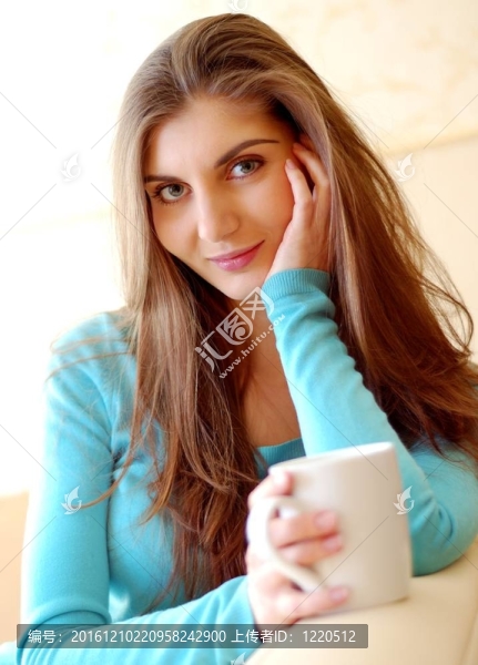 年輕漂亮的女人在家喝茶