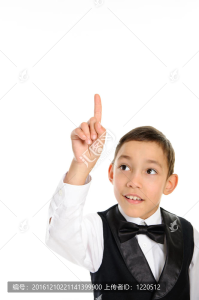 學(xué)校的男孩在黑色西裝與他的手指接觸的東西隔離
