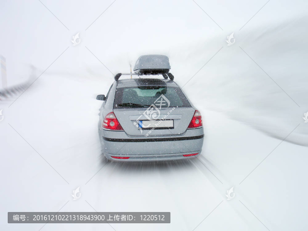 汽車在暴風(fēng)雪