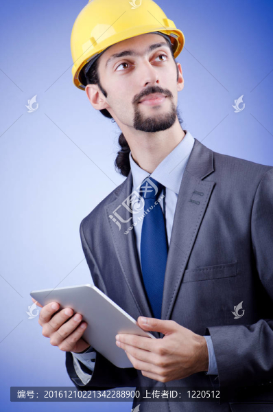 建筑工人在平板電腦上工作