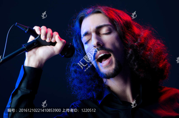 音樂會上的男人唱歌