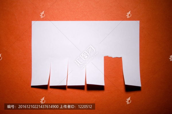 撕掉墻上的紙通知