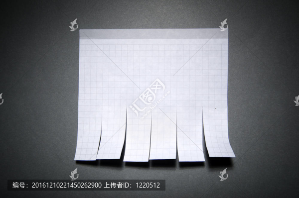 撕掉墻上的紙通知