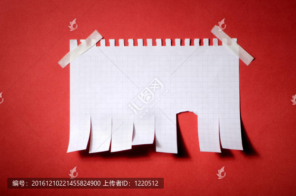 撕掉墻上的紙通知