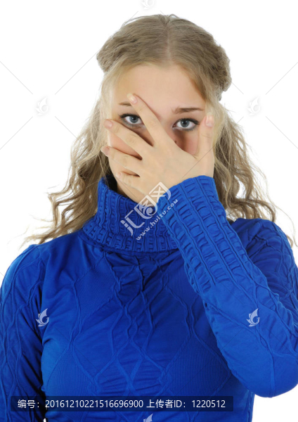 年輕女人隱藏他的臉。
