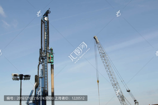 打樁機(jī)和起重機(jī)。