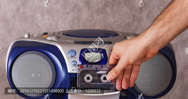 將盒式磁帶插入錄音機