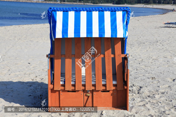 柳條沙灘椅在波羅的海的海灘