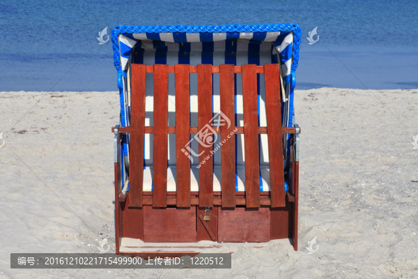 柳條沙灘椅在波羅的海的海灘
