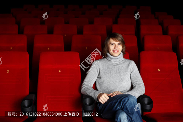 看電影的年輕人