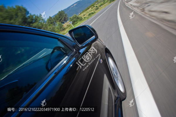 汽車在路上行駛快