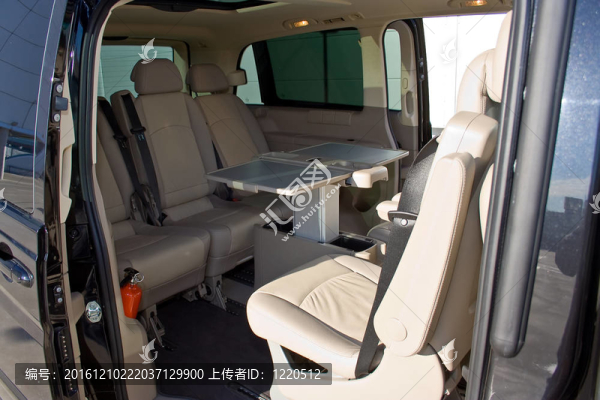 一輛小型貨車(chē)內(nèi)