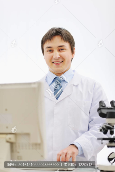微笑醫(yī)生在實(shí)驗(yàn)室工作的畫像