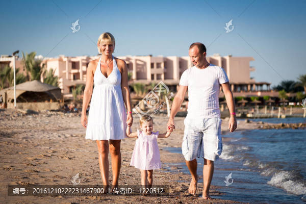 幸福的家庭在海滩散步