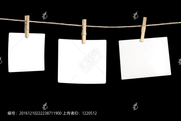 黑色背景上的三張即時照片