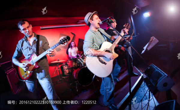 音樂(lè)家彈吉他