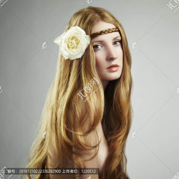 一個年輕的紅發(fā)女人的時尚照片