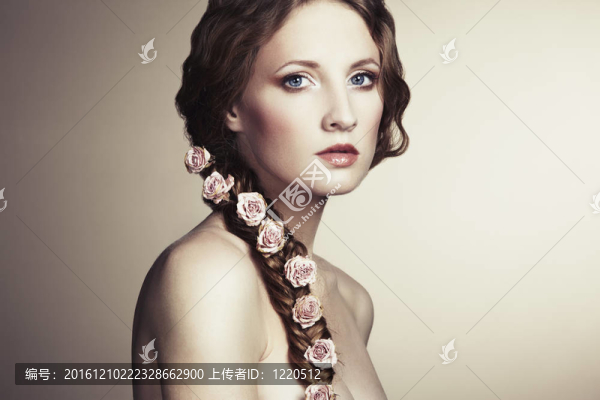 一個(gè)美麗的女人在她的頭發(fā)花的肖像