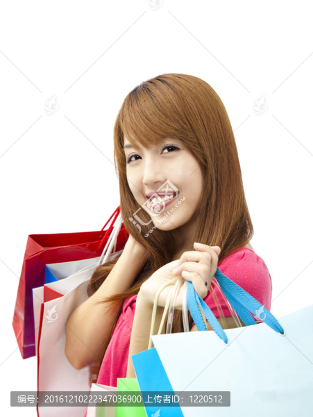 微笑的女人拿著白色的購物袋
