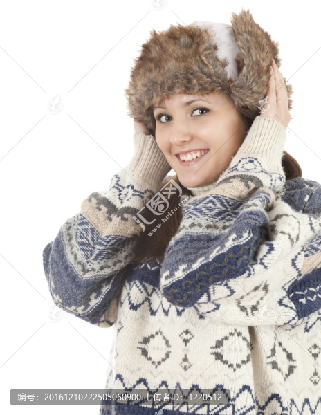 穿著冬季服裝的年輕女子；白色背景