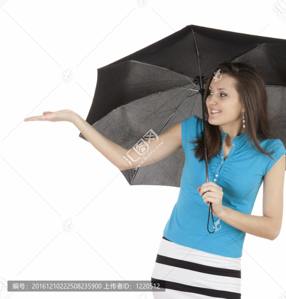 快樂(lè)的女孩拿著黑色的雨傘；檢查雨水；白色背景
