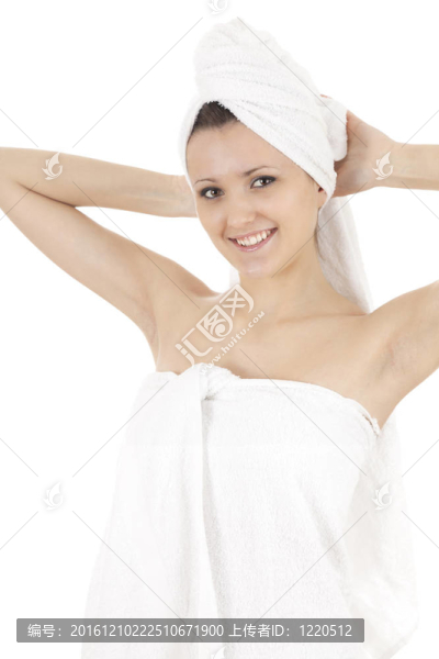 一個(gè)穿著毛巾的年輕漂亮女人的肖像