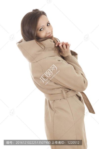 穿著冬天外套的年輕女子；白色背景