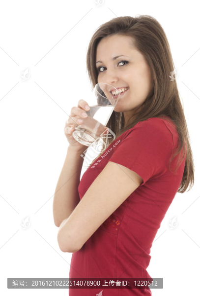 飲用水少女與玻璃；白色背景
