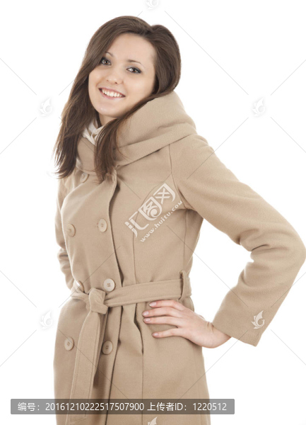 穿著冬天外套的年輕女子；白色背景