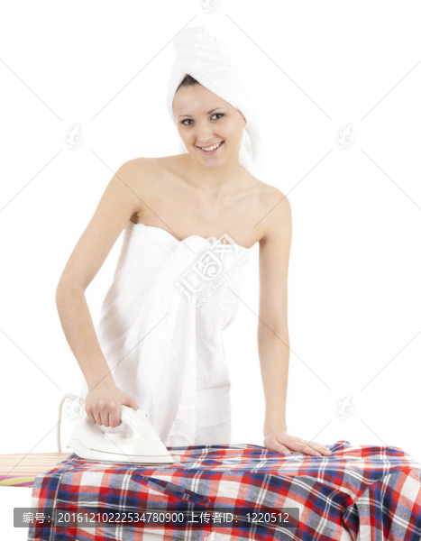 年輕漂亮的女人在白毛巾熨燙衣服；白色背景