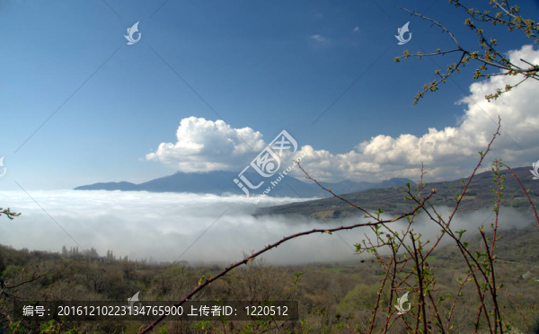 云在山上