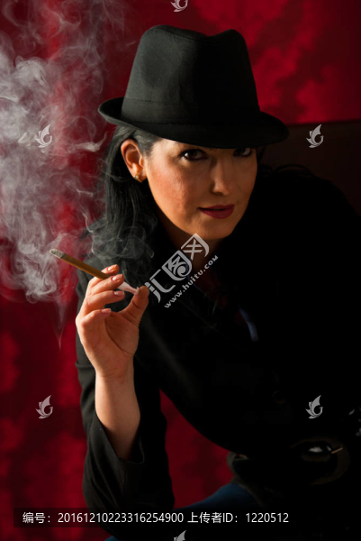 美女在夜里抽煙
