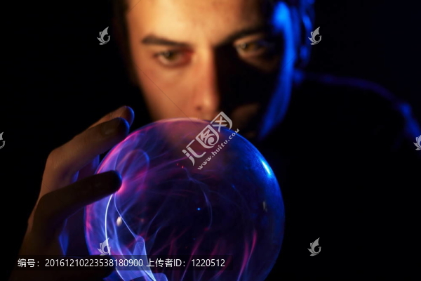 那個拿著玻璃球的家伙。