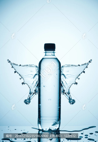 塑料瓶和水濺
