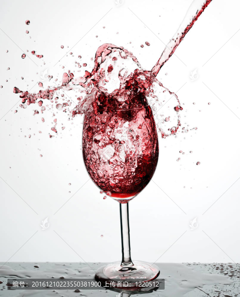紅酒倒入酒杯