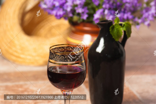 葡萄酒和一杯紅葡萄酒黑壺