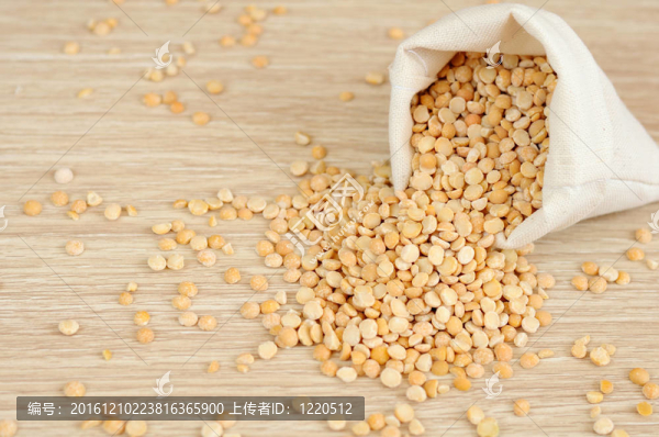 原料豌豆從磨損的袋子