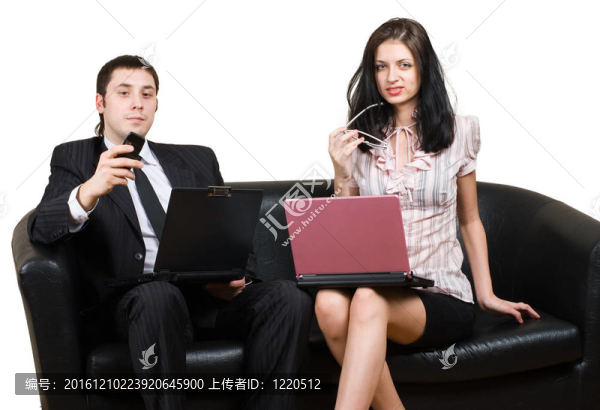 沙發(fā)上有電腦的商人