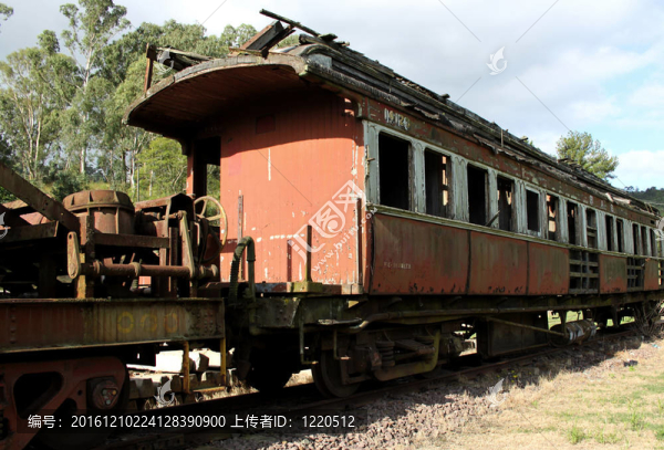 在鐵軌上跑下火車