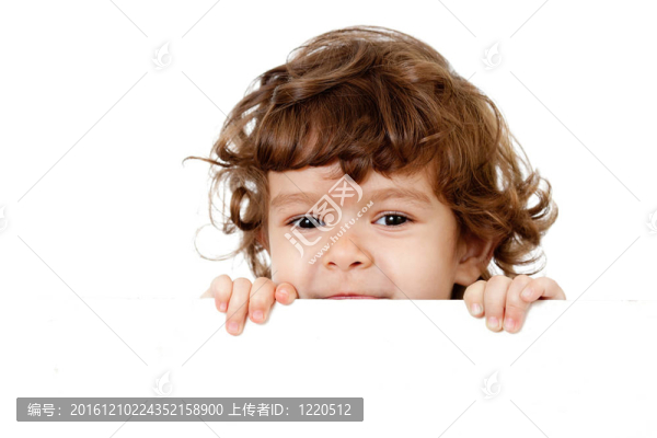 卷發(fā)逗孩子臉捧廣告橫幅