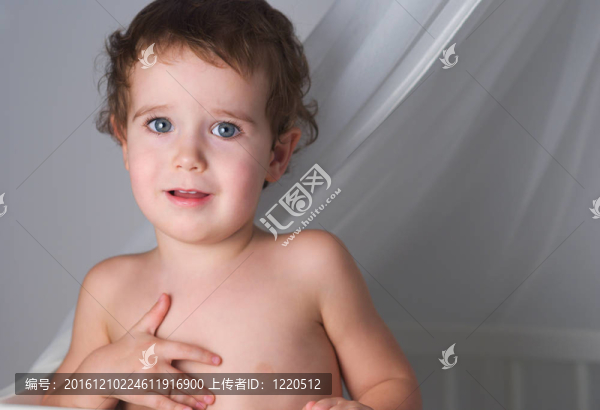 小卷發(fā)男孩