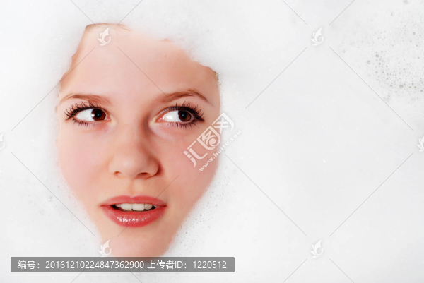 女人和白色泡沫